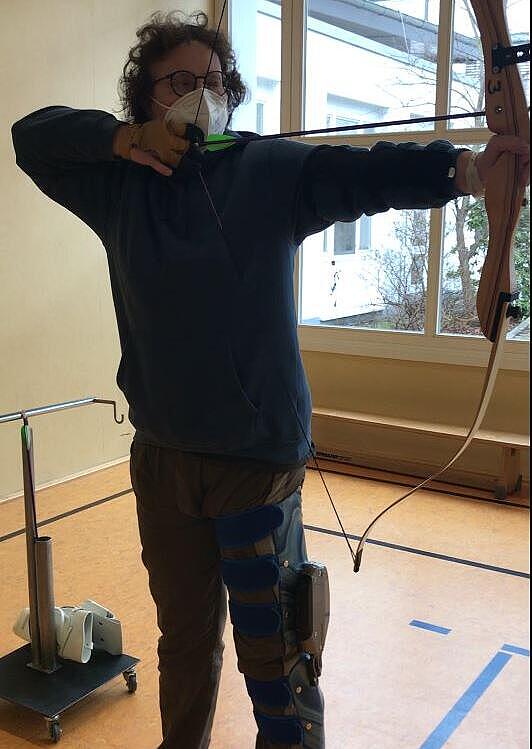 C-Brace-Anwenderin beim Bogenschießen C-Brace-Anwenderin schießt mit Pfeil und Bogen