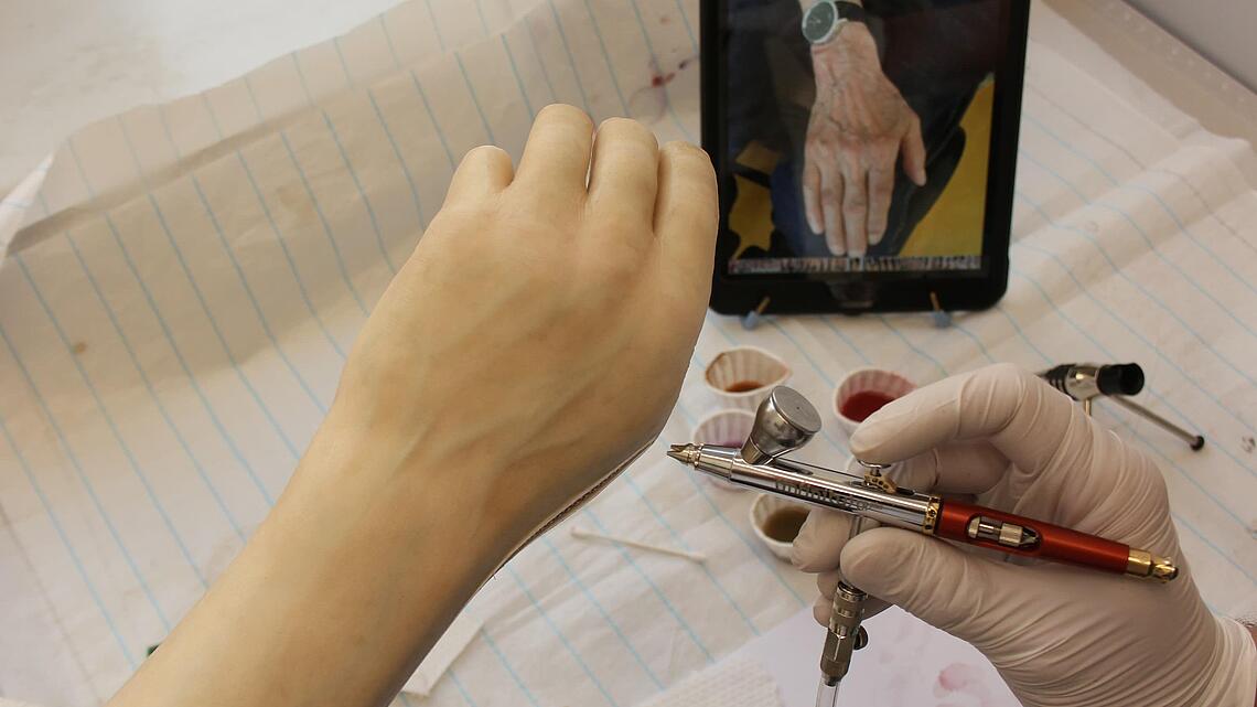 Airbrush-Arbeiten an Unterarmprothese Airbrush-Arbeiten an Unterarmprothese mit Fotovorlage des realen noch vorhandenen Arms