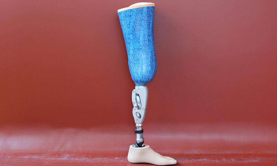 wasserfeste Knieexartikulationsprothese wasserfeste Knieexartikulationsprothese mit blauem, Oberschenkelschaftim Tiger-Look