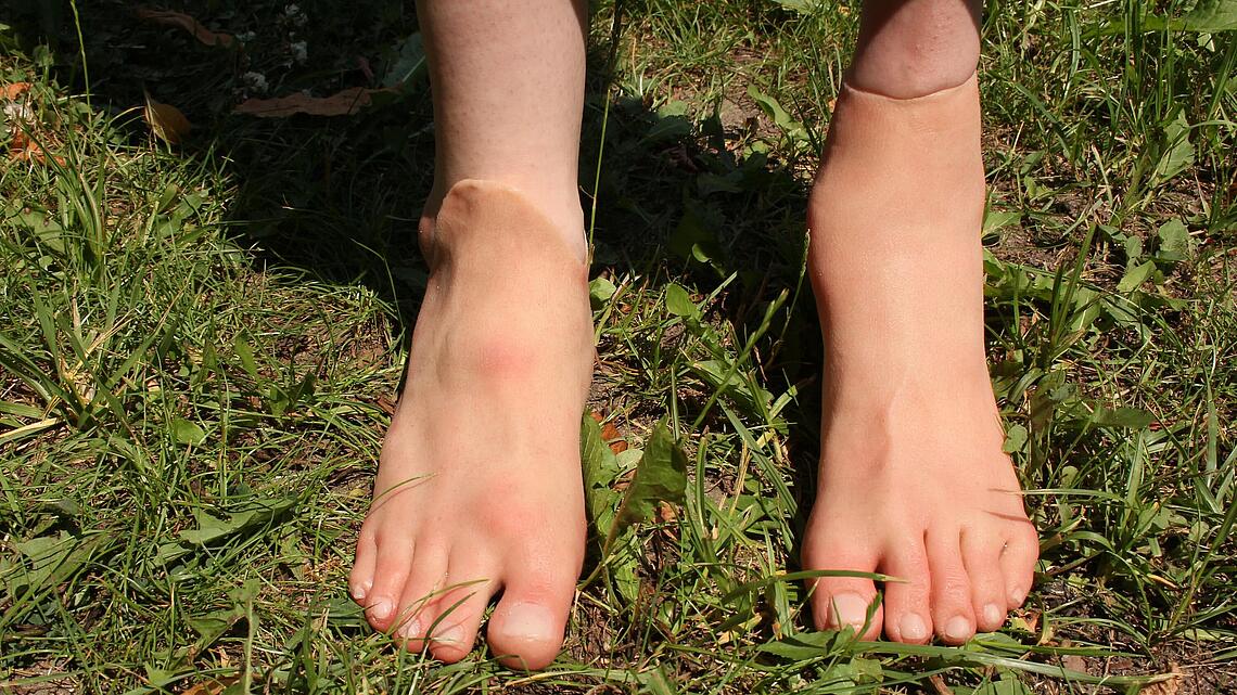 Fußprothese aus Silikon linke und rechte Fußprothese aus Silikon im Gras