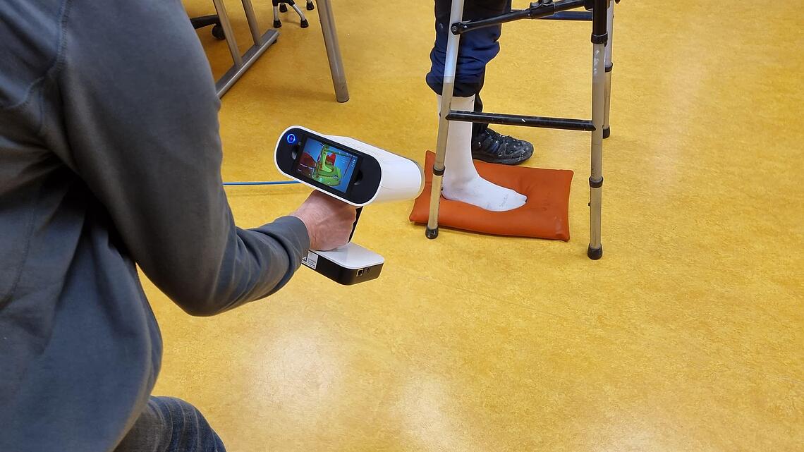 Einsatz Artec LEO 3D-Scanner Scannen eines Fußes im Stand mit dem Artec LEO 3D-Scanner