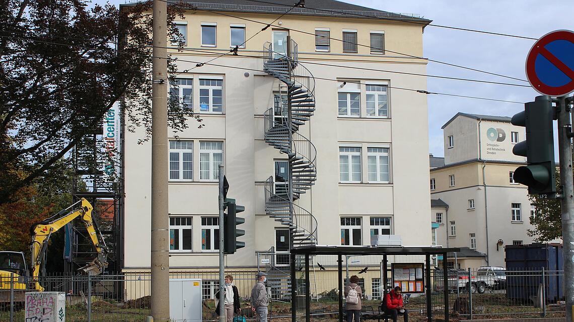 Demontage Nottreppe für den neuen Anbau Fetscherstraße Demontage der Nottreppe für den neuen Anbau Fetscherstraße