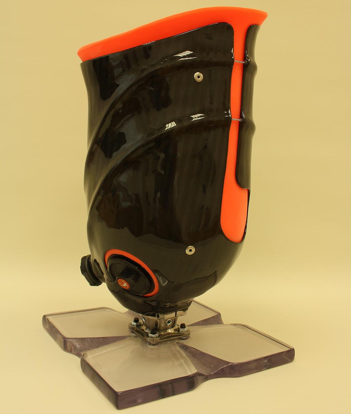 Oberschenkelschaft in Prepreg-Fertigung schwarz-oranger Oberschenkelschaft in Prepreg-Fertigung