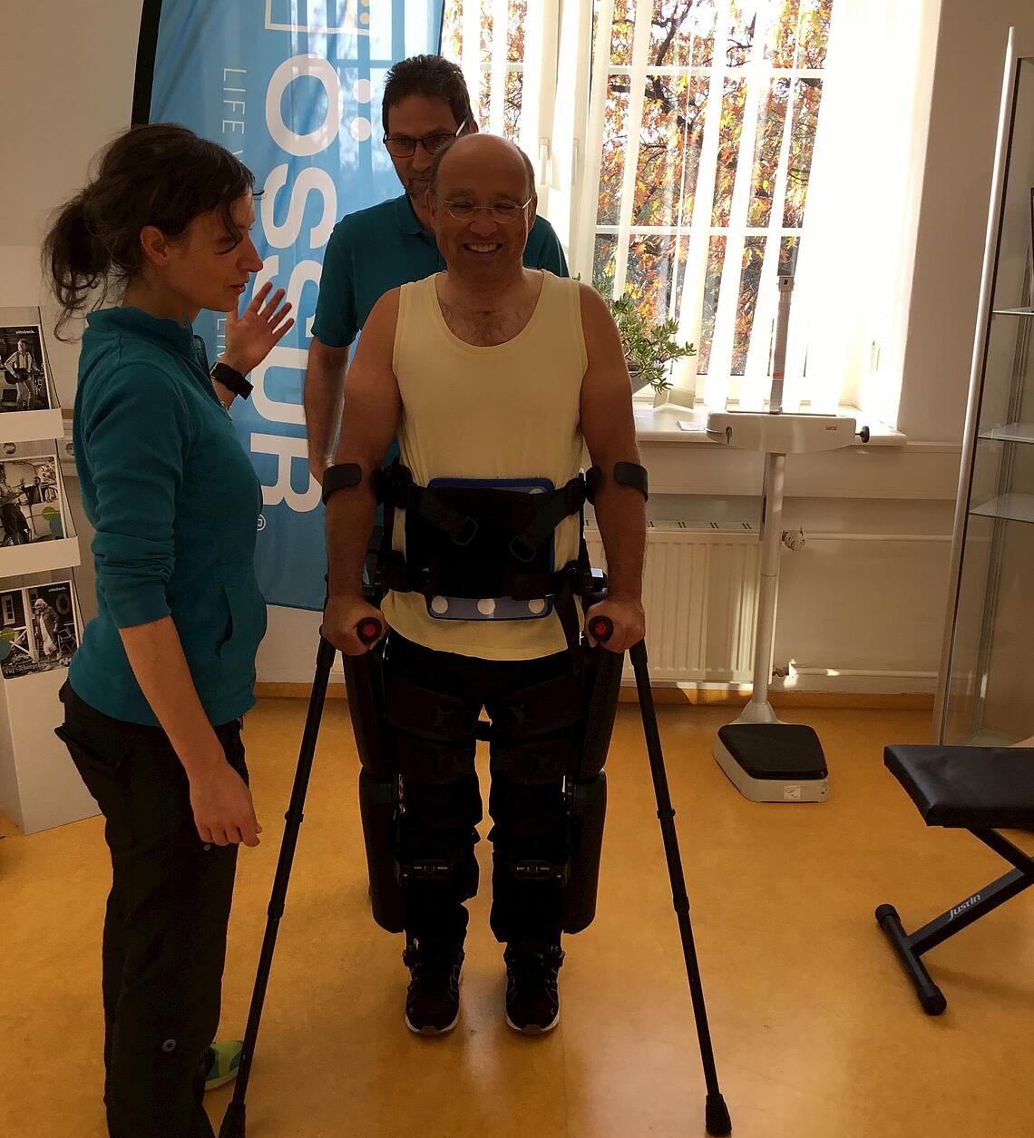 Freude - endlich wieder Stehen - Einsatz des Exoskelett Freude beim Einsatz des Exoskelett - endlich wieder stehen