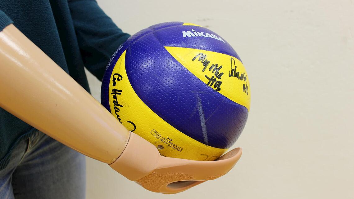 Unterarmprothese mit Barrage-Volleyballhand Unterarmprothese mit Barrage-Volleyballhand, die einen Volleyball hält