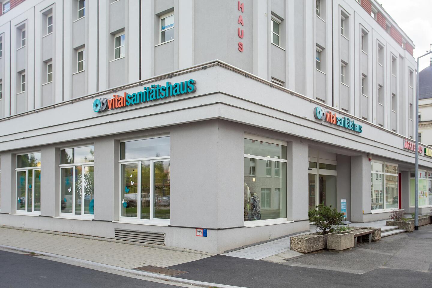 Außenansicht des Vital-Sanitätshauses Freital Ansicht von außen unseres Sanitätshauses auf der Dresdner Straße in Freital