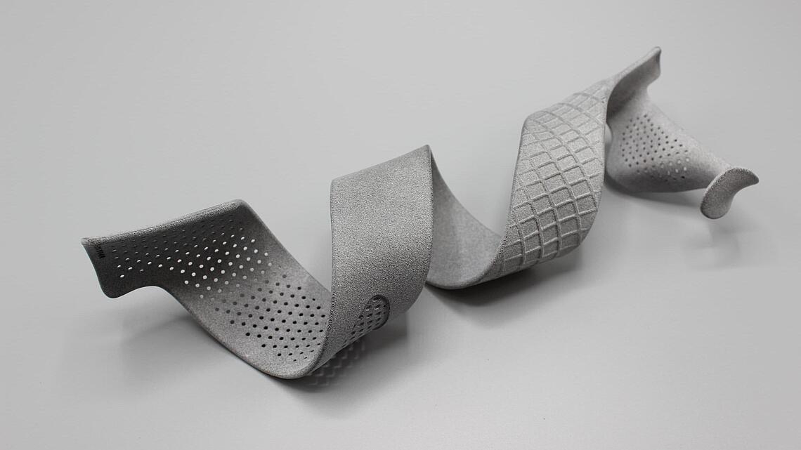 individuelle Spiralorthese aus dem 3D-Drucker graue Spiralorthese zur Korrektur und Stabilisierung des Handgelenkes aus dem 3D-Drucker