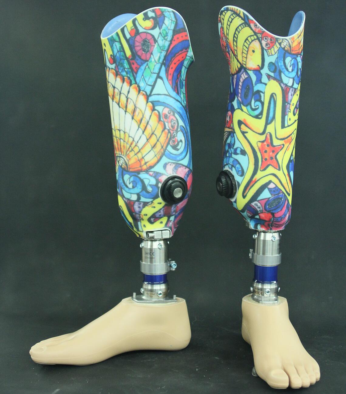 doppelseitige Unterschenkel-Prothese mit Deko-Strumpf doppelseitige Unterschenkel-Prothese mit buntem Deko-Strumpf