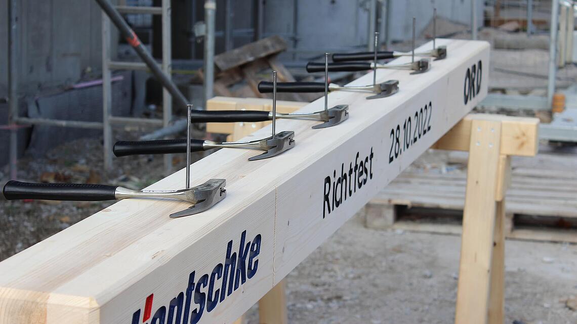 Richtfest am 28.10.2022 Fetscherstraße Balken mit Hammer und Nagel im Rahmen des Richtfestes