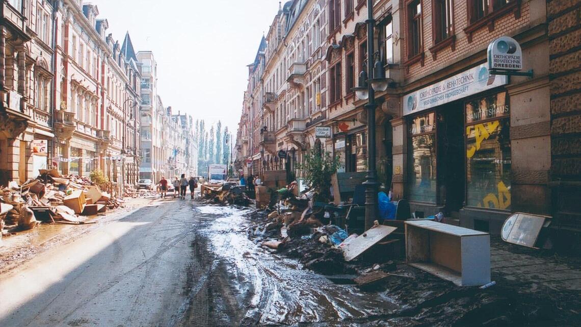 Gartenstraße Pirna nach dem Elbe-Hochwasser 2002 Gartenstraße Pirna mit unserem Vital-Sanitätshaus nach dem Elbe-Hochwasser 2002
