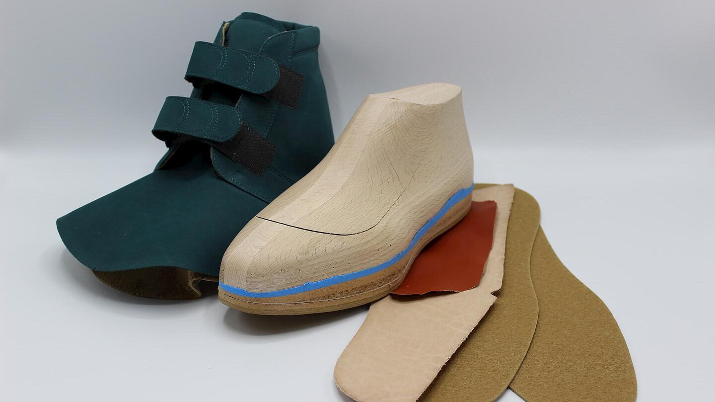 die einzelnen Teile für die Fertigung eines Maßschuhs Einzelteile zur Fertigung eines Maßschuhs