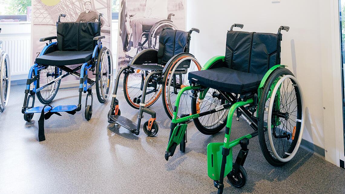 Rollstühle in einer Ausstellung drei Rollstühle in einer Ausstellung zur Betrachtung und Probe