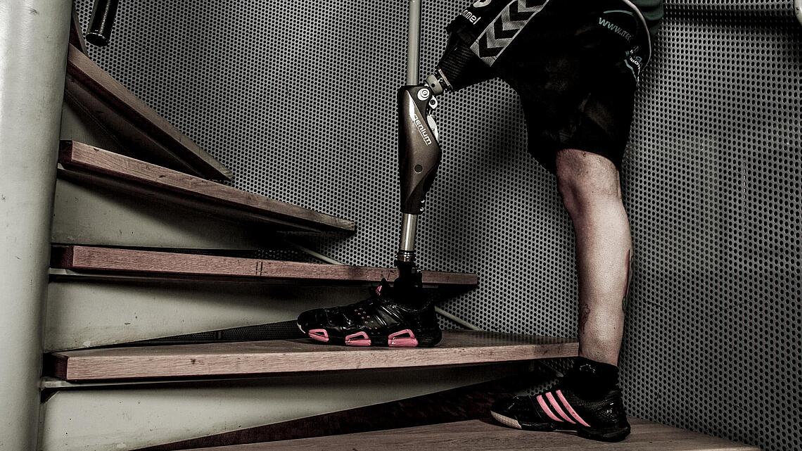 Treppensteigen mit Oberschenkel-Prothese Genium von Otto Bock Treppensteigen nach oben mit Oberschenkel-Prothese Genium von Otto Bock