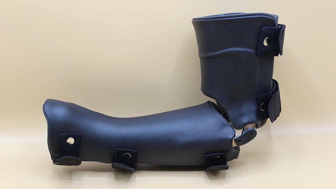 Oberarm-Unterarm-Hand-Orthese nach Maß aus dem 3D-Drucker schwarze Oberarm-Unterarm-Hand-Orthese nach Maß aus dem 3D-Drucker