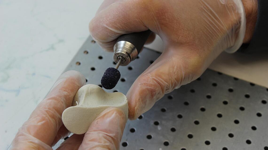 Schleifen einer Zehenkorrekturorthese Schleifen und Formen einer Zehenkorrekturorthese