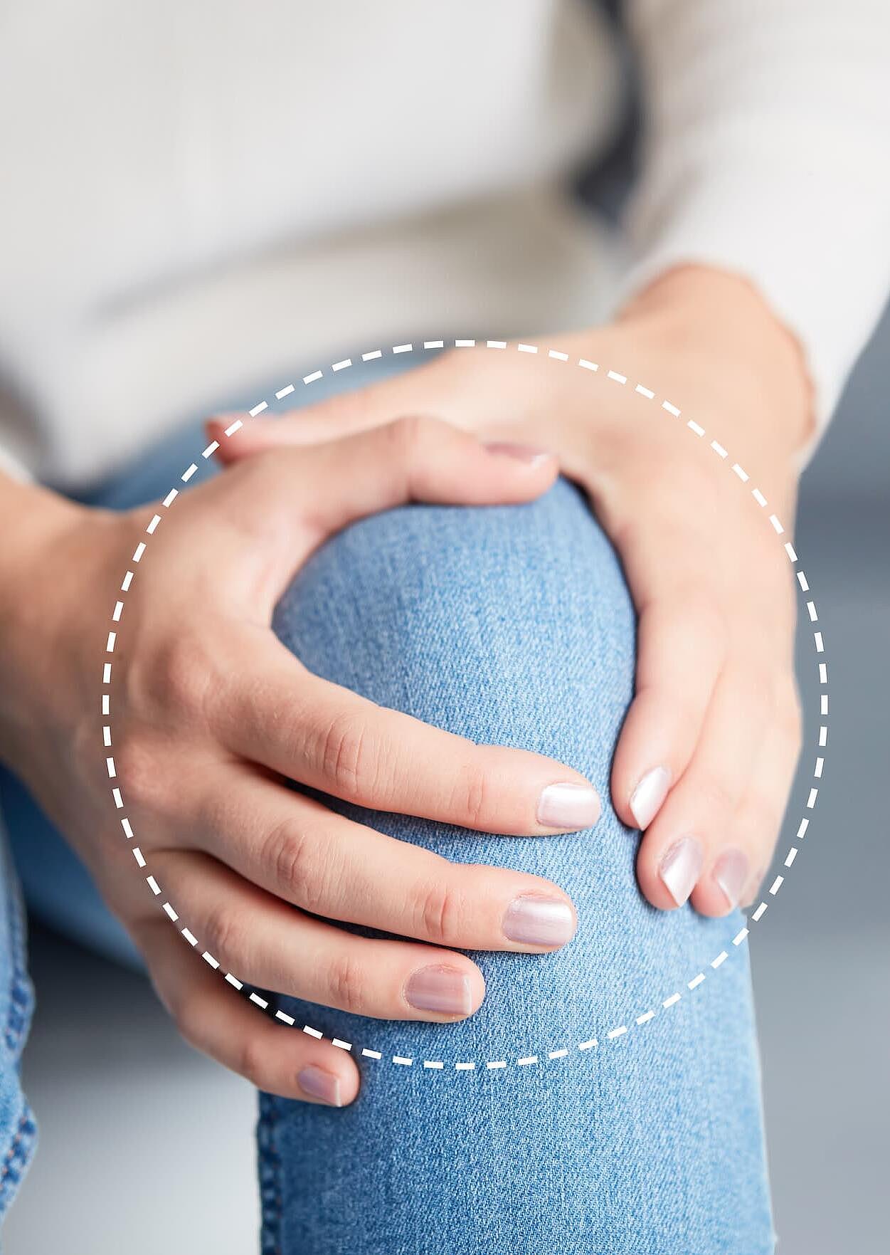 Knieschmerzen, Bildquelle: Össur Frau hält sich das Knie vor Schmerzen, Bildquelle: Össur