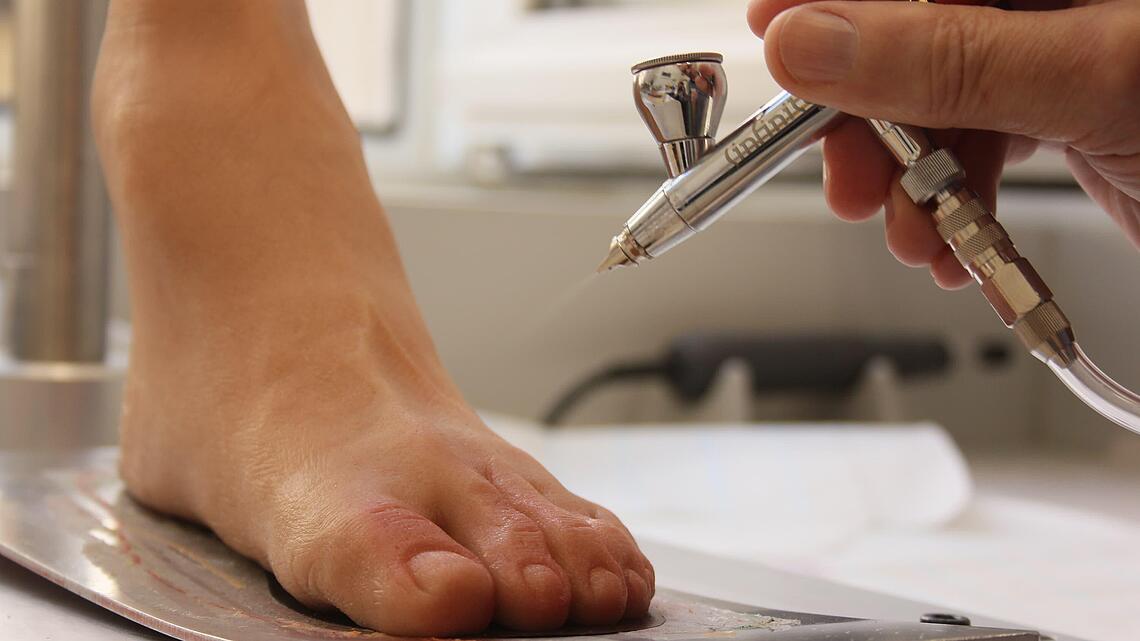 Airbrush-Arbeiten an Fußprothese Färben einer Fußprothese mit Airbrush-Pistole
