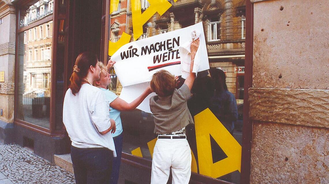 Schaufensterbeklebung am Vital-Sanitätshaus Pirna nach dem Elbe-Hochwasser 2002 Beklebung des Schaufensters am Vital-Sanitätshaus Pirna "wir machen weiter" nach dem Elbe-Hochwasser 2002