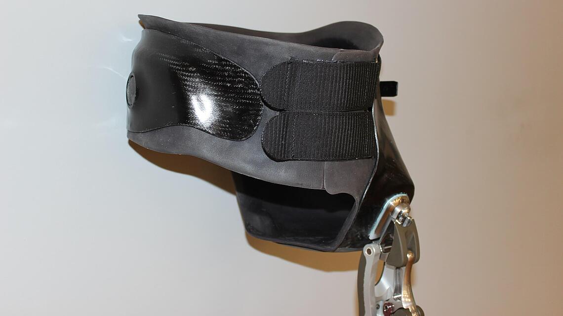 Beckenkorb für eine Hüftexartikulationsprothese mit Silikon-Innenschaft schwarzer Beckenkorb für eine Hüftexartikulationsprothese mit Silikon-Innenschaft