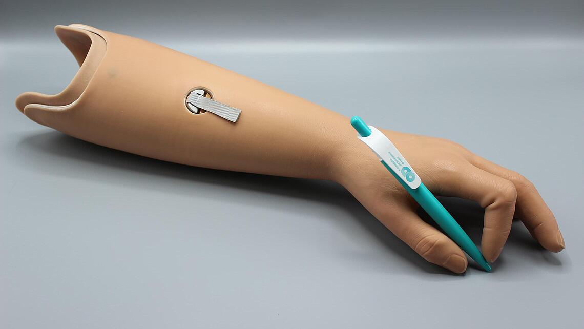 passive Unterarmprothese aus 3D-Drucker mit Kosmetiküberzug passive Unterarmprothese aus dem 3D-Drucker mit kosmetischen Überzug