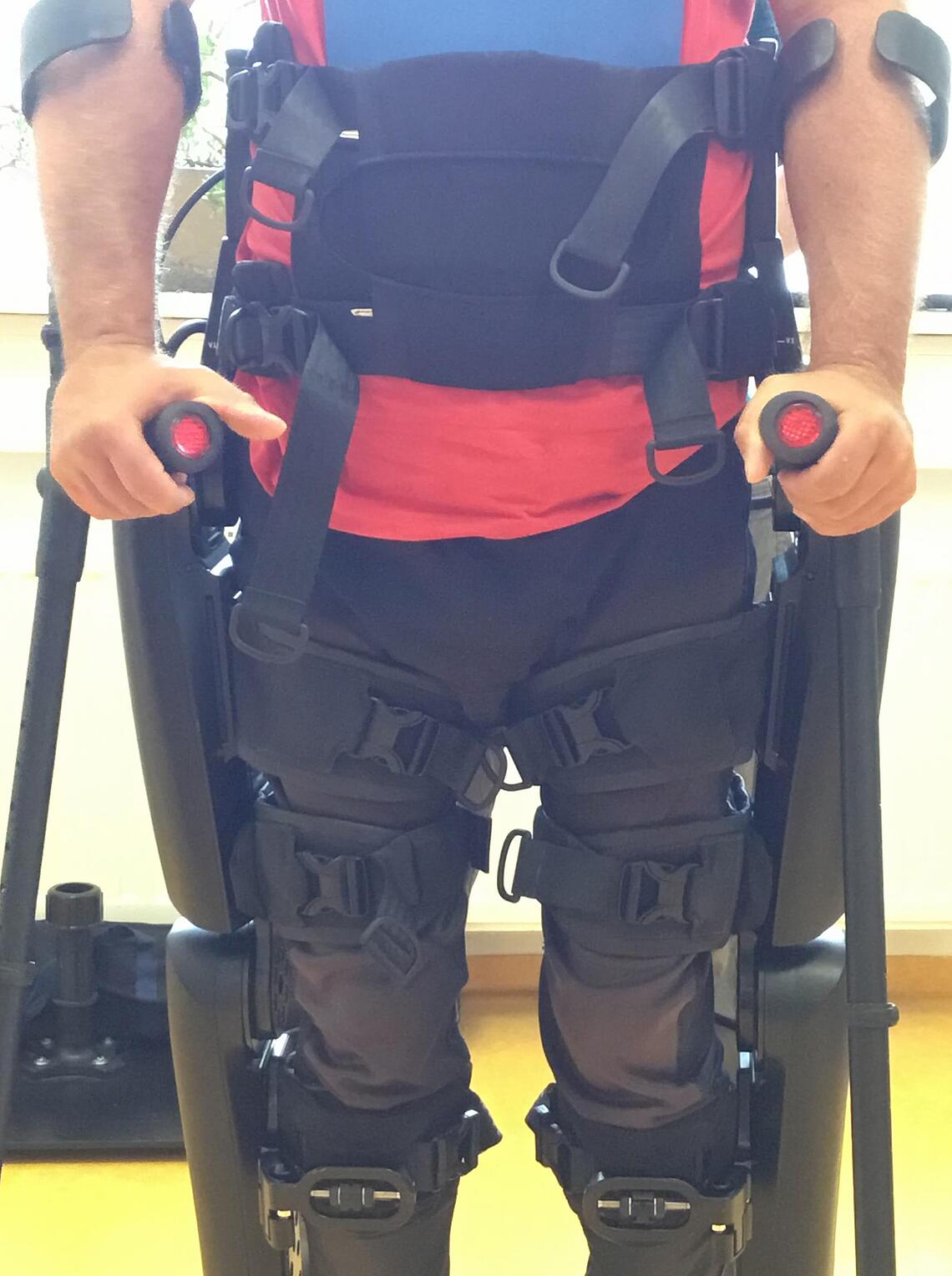 Ansicht eines Exoskelett Ansicht eines angezogenen Exoskelett von vorn stehend