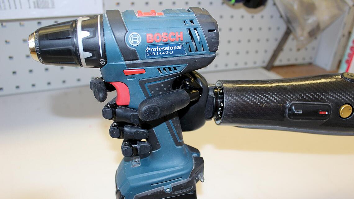 Unterarmprothese mit Akkuschrauber Unterarmprothese mit Hand, die einen Akkuschrauber hält