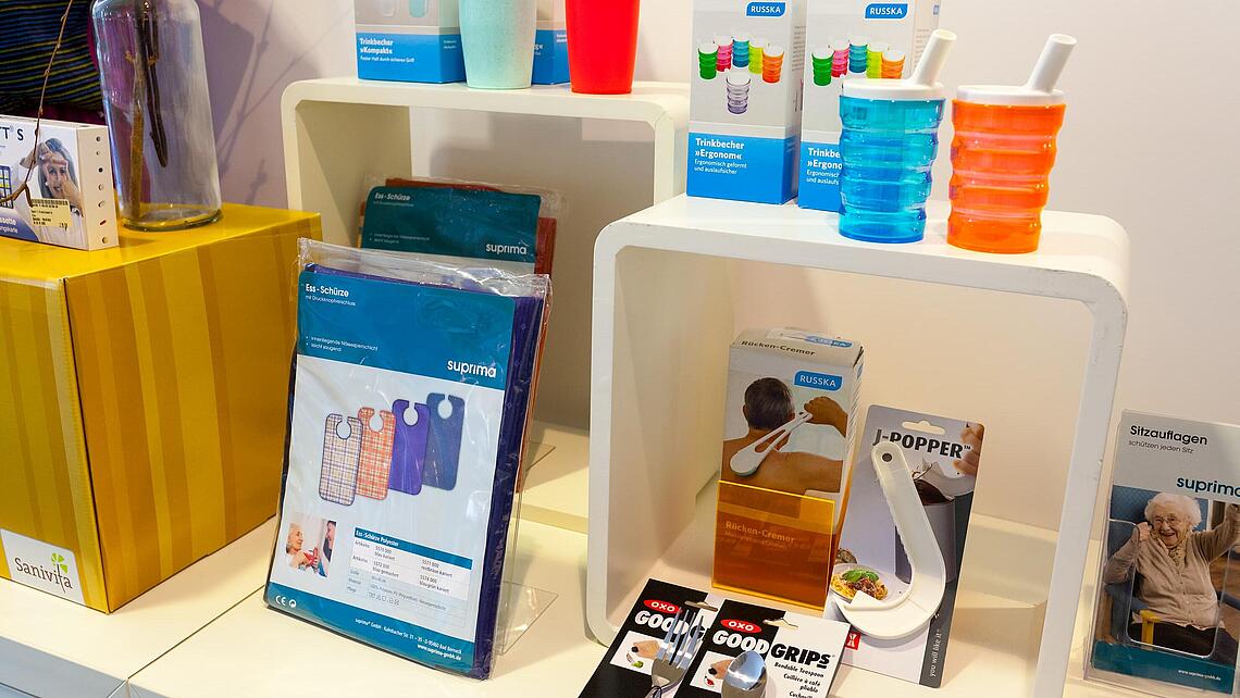 Alltagshilfsmittel und Esshilfen der Rehatechnik Ausstellung von Hilfsmitteln für den Alltag und zum Essen