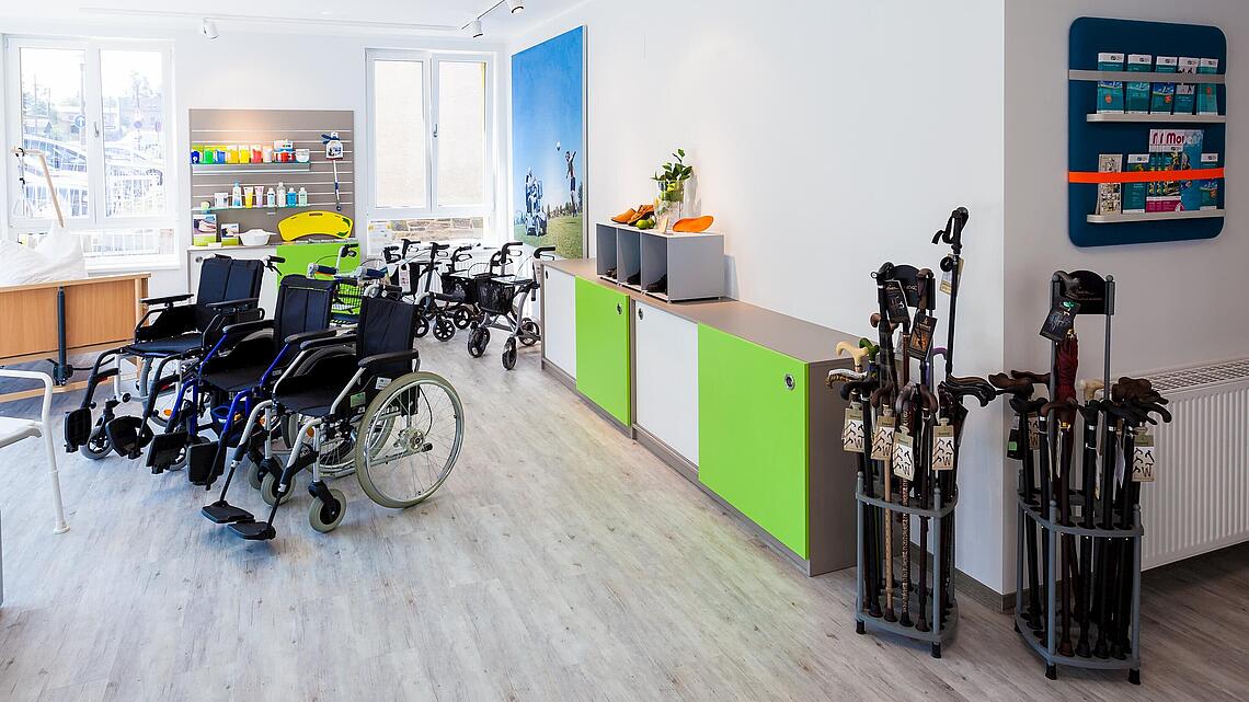 ausgestellte Rollstühle, Rollatoren und Stöcke Ausstellung der Hilfsmittel Stöcke, Rollatoren und Rollstühle