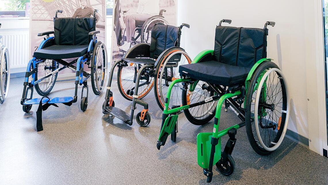 Rollstühle in einer Ausstellung drei Rollstühle in einer Ausstellung zur Betrachtung und Probe