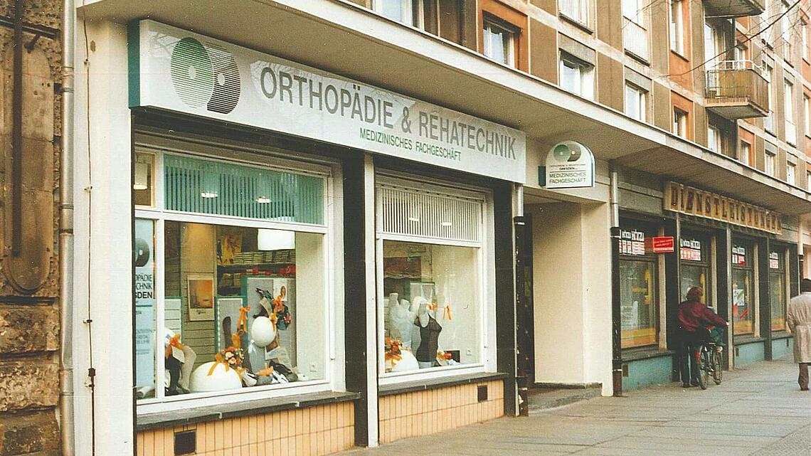 Vital-Sanitätshaus Borsbergstraße Dresden im Fühjahr 1992 Vital-Sanitätshaus Borsbergstraße Dresden nach der Renovierung 1992