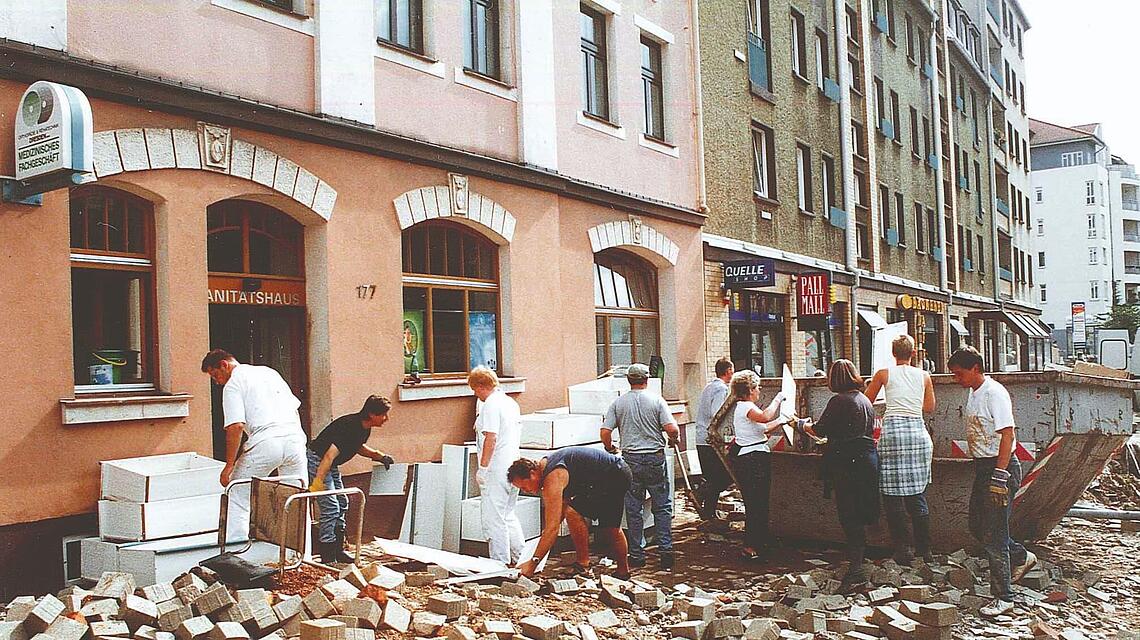 Filiale Freital nach dem Elbe-Hochwasser 2002 Aufräumen in und an unserer Filiale Freital nach dem Elbe-Hochwasser 2002