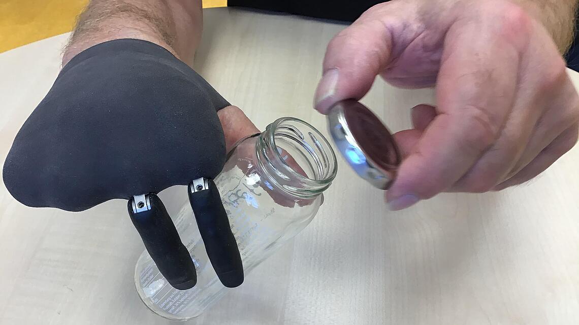 Schutzhülle aus Silikon mit mechanischen Fingern Handstumpf mit Schutzhülle aus Silikon mit zwei mechanischen Fingern