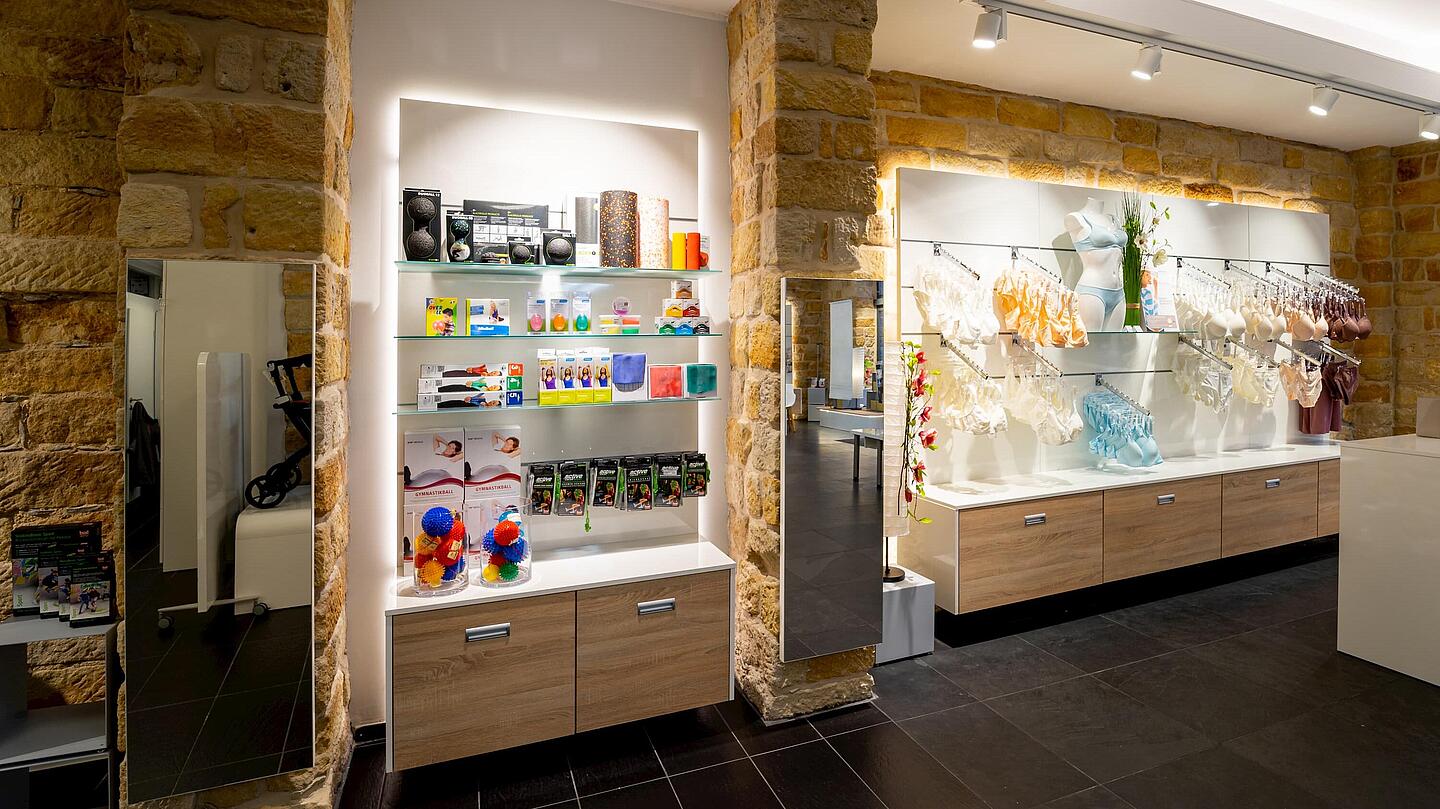 Sortiment an Wäsche und Fitness-Helfer im Sanitätshaus Bautzner Straße Innenansicht des Sanitätshauses in der Bautzner Straße in Dresden