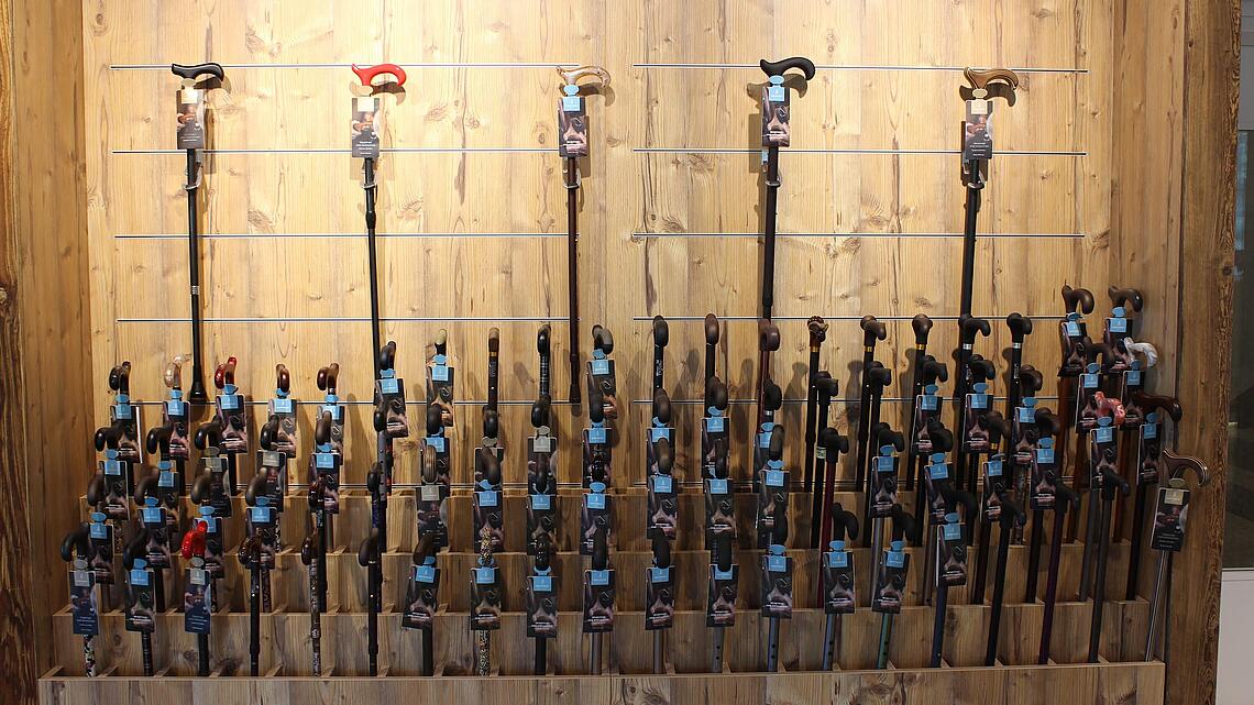 Ausstellung Gehstöcke Ausstellung von verschiedenen Gehstöcken an einer Wand