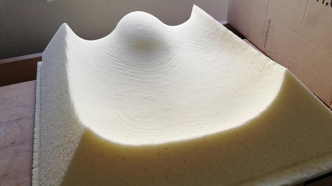 fertig gefräste Sitzschale aus Schaumstoff Sitzschale aus Schaumstoff als Ergebnis eines Fräsauftrags