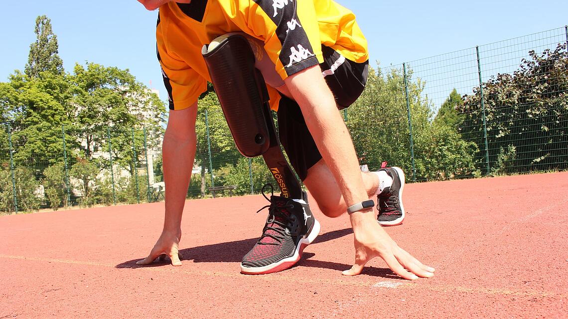 hochaktive Alltagsprothese mit Cheetah-Prothesenfuß in Startposition Träger einer Unterschenkel-Sportprothese mit Cheetah-Prothesenfuß in der Startposition zum Sprint