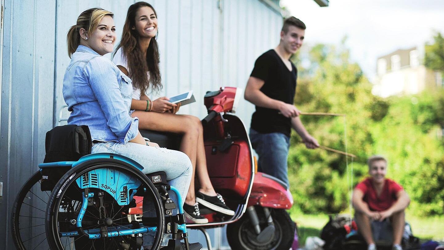 junge Frau im Rollstuhl mit Freunden, Bildquelle: 2025, Sunrise Medical GmbH, Malsch/HD junge Frau im Rollstuhl in Gruppe von Freunden, Bildquelle: 2025, Sunrise Medical GmbH, Malsch/HD