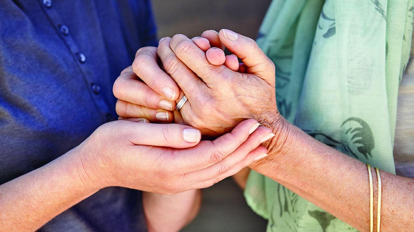 Hände halten, Copyright: Amoena Medizin-Orthopaedie-Technik GmbH zwei Personen halten sich die Hände, Copyright: Amoena Medizin-Orthopaedie-Technik GmbH