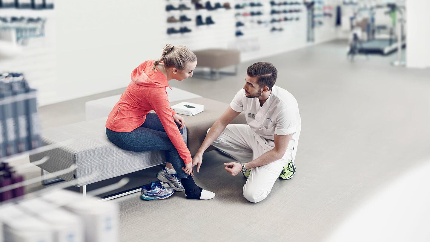 Schuhanprobe mit Fuß-Orthese, © Copyrights by Össur hf Anprobe im Schuhladen mit Orthese am Fuß, © Copyrights by Össur hf