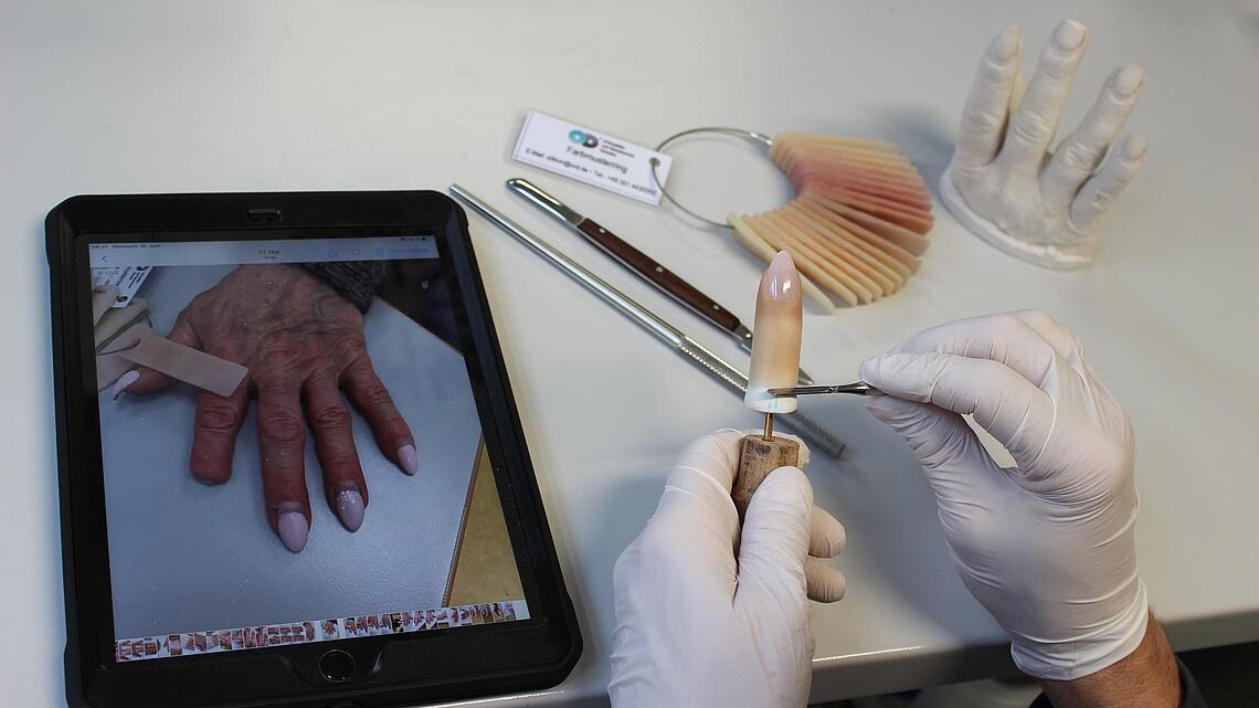 Airbrush-Arbeiten an Fingerprothese Airbrush-Arbeiten an Fingerprothese mit Bildvorlage der realen Hand