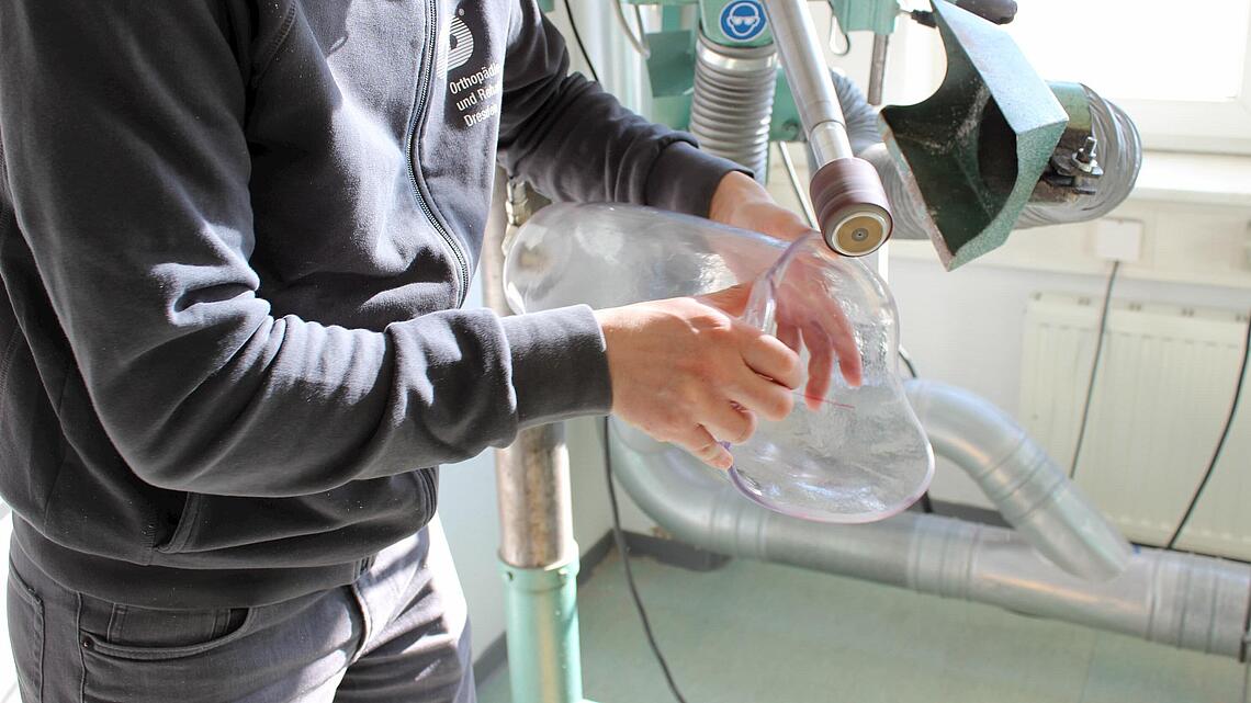 Fräsen der Ränder eines Oberschenkel-Schafts Die Ränder eines Oberschenkel-Schafts werden glatt gefräst