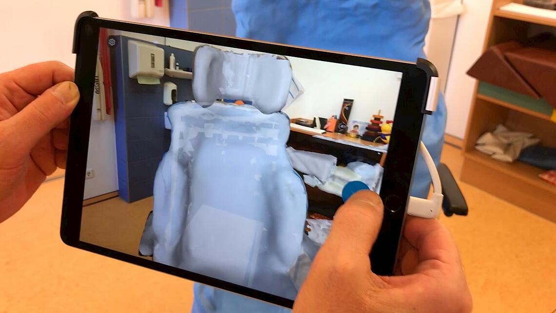 3D-Scan einer Sitzschale mit Tablet Scan einer individuellen Sitzschale für einen Rollstuhl mit einem Tablet