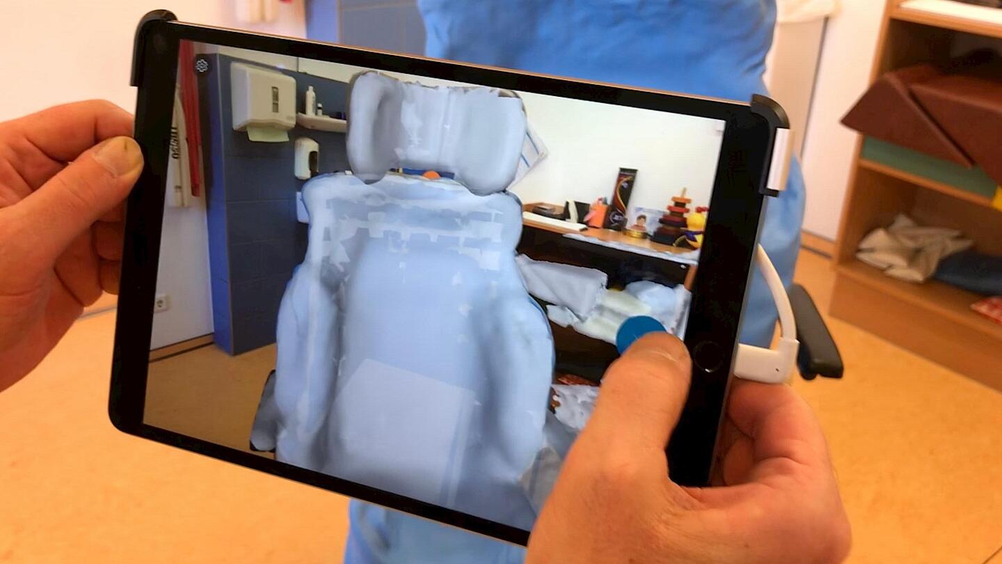 3D-Scan einer Sitzschale mit Tablet Scan einer individuellen Sitzschale für einen Rollstuhl mit einem Tablet