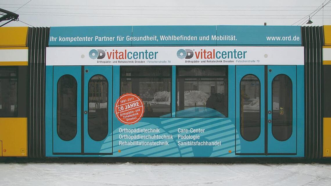 Straßenbahn zum 20-jährigen Jubiläum Straßenbahn-Beschriftung zum 20-jährigen Jubiläum