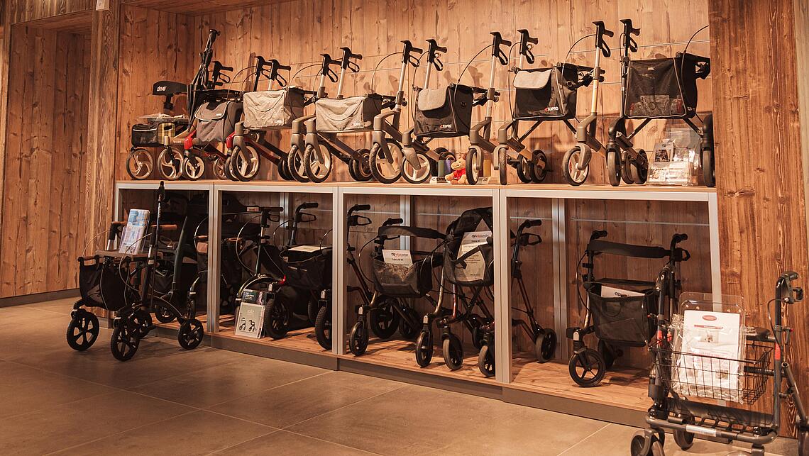 Ausstellung von Rollatoren mehrere Rollatoren an einer Wand in der Ausstellung zum Anschauen und Testen