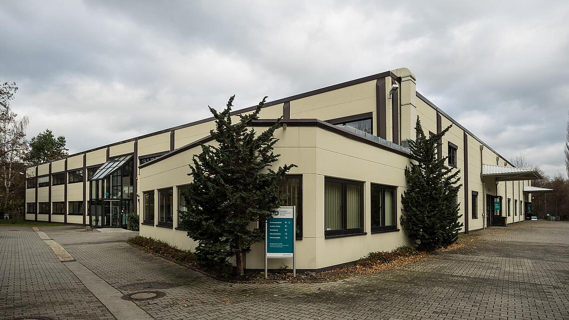 Außenansicht des Standorts Dresden Karl-Marx-Straße unseres Rehatechnik- und Home-Care-Services Ansicht unseres Standorts für den Rehatechnik- und Home-Care-Service auf der Karl-Marx-Straße in Dresden von außen