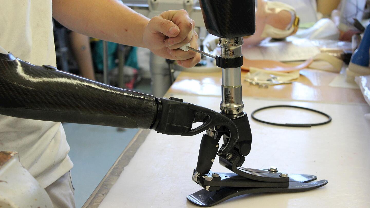 Unterarmprothese mit Greifer, der Unterschenkel-Prothese hält Unterarmprothese mit Greifer, der Unterschenkel-Prothese zum Schrauben hält