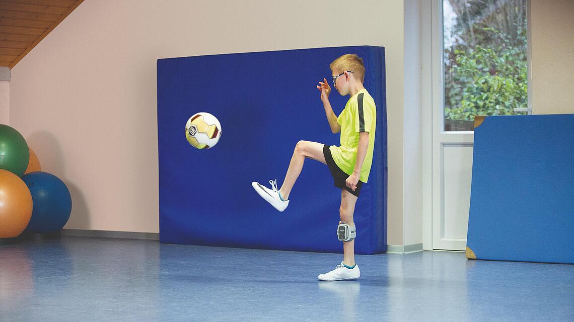 Fußballspielen mit Knie-Manschette, © Ottobock Junge mit einer Knie-Manschette beim Fußballspielen, © Ottobock