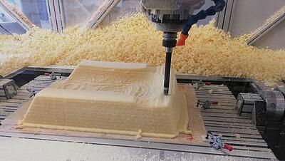 Fräsung einer Sitzschale aus Schaumstoff aus einem Schaumstoffblock wird eine Sitzschale gefräst