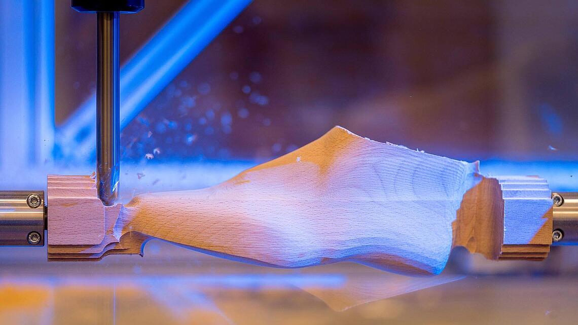 eine Schuhleiste wird an einer Holzfräse zugefräst Schuhleiste wird gefräst